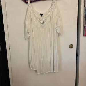 White cold shoulder Torrid size 3 blouse. NWT.